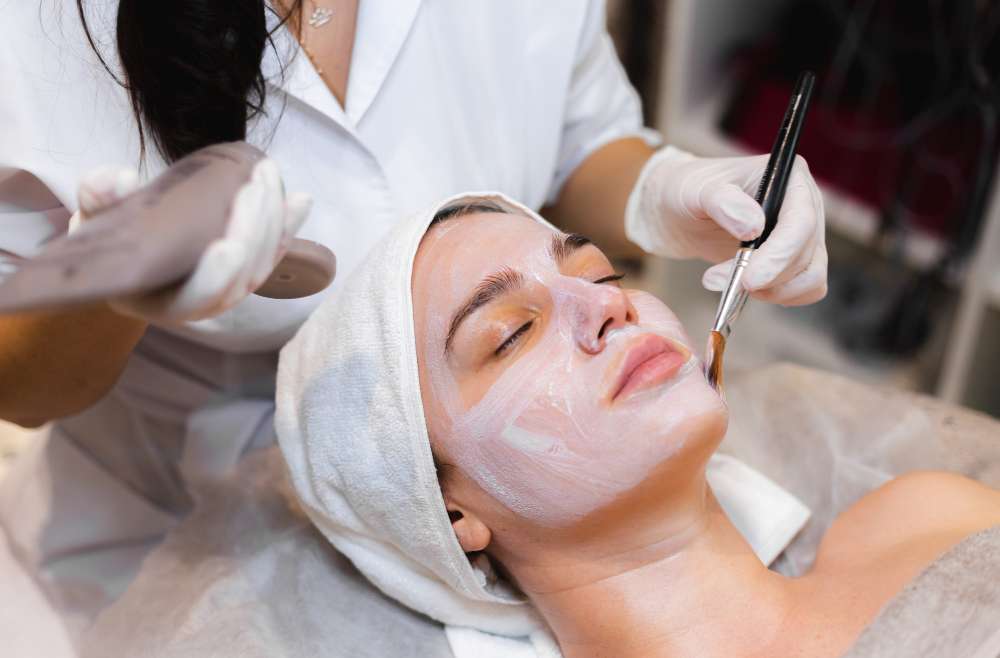 5 Gesichtsbehandlungen, die Sie unbedingt ausprobieren sollten, um Ihre Haut zu revitalisieren