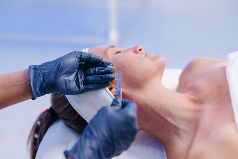 Was Sie nach einer Dermaplaning-Sitzung tun und lassen sollten